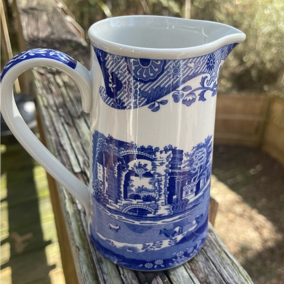 Blue Italian Spode milk vase. Discontinued pattern. 5” - Picture 3 of 7